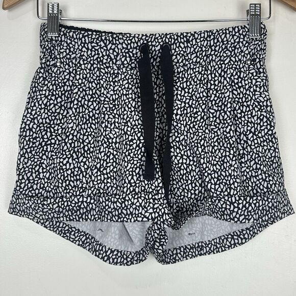 Lululemon Size 4 Spring Break Away Short 3" Away Black Mosaic Spring Yoga Gy - Picture 1 of 7